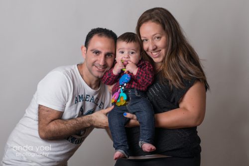 משפחה מחבקת תינוק בסטודיו אנדה יואל