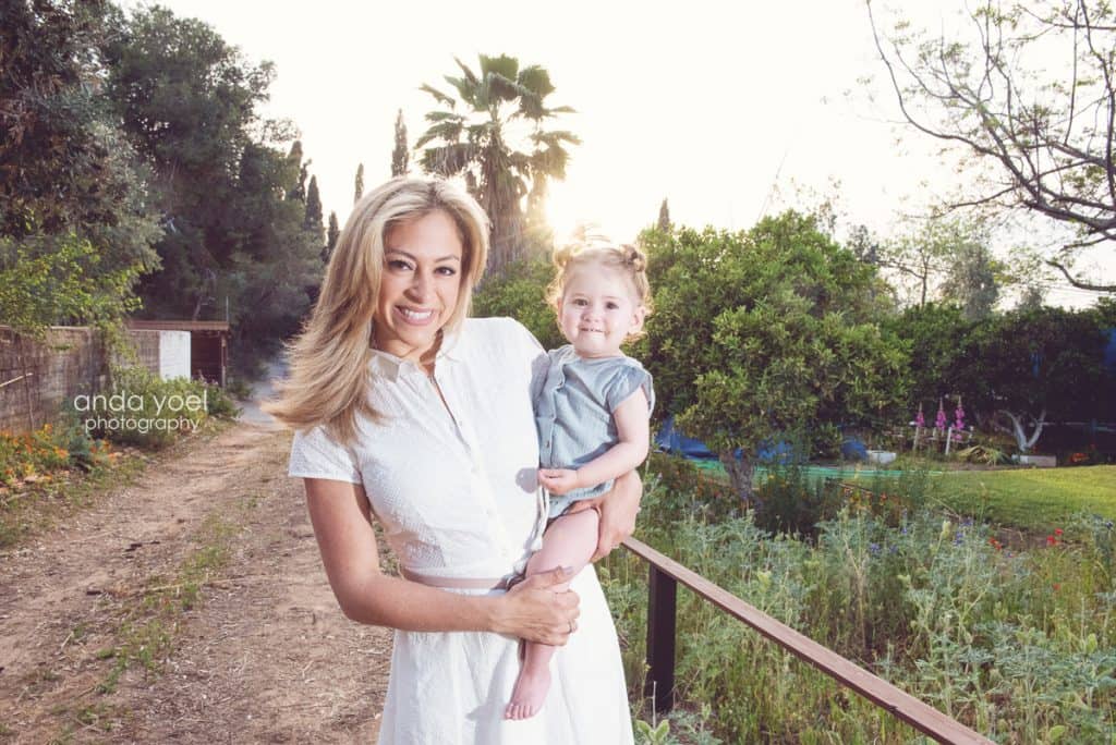 ליהיא גרינר מחזיקה בידיה את בתה התינוקת ג'אולין - מסדרת צילומי המשפחה בטבע אנדה יואל