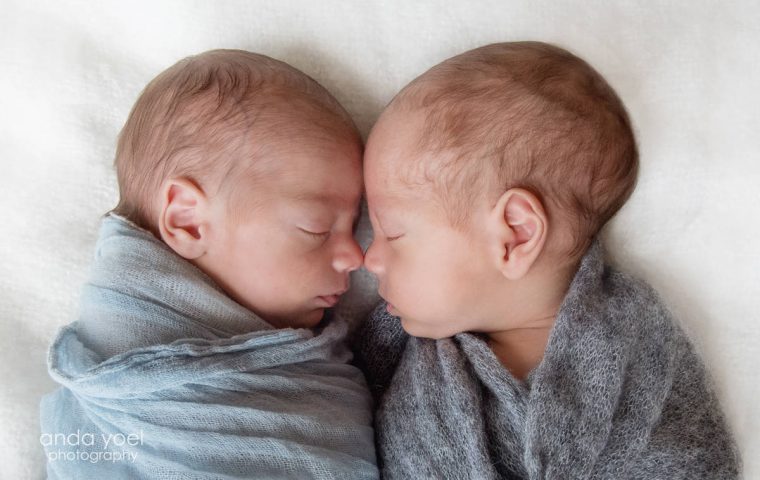 צילום ניובורן תאומים בני שבועיים