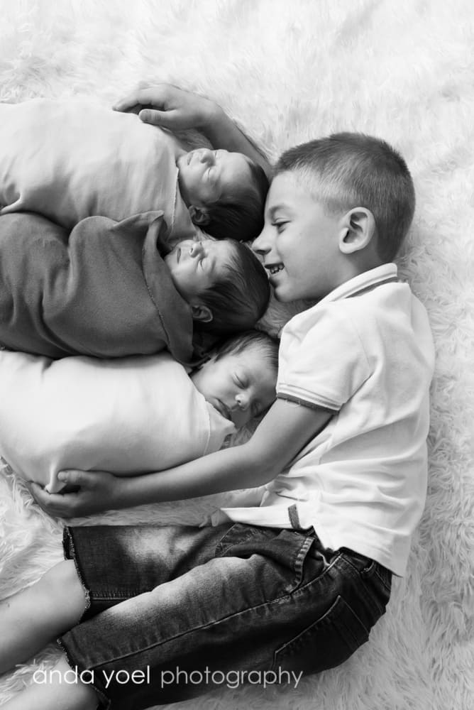 אח גדול מחבק שליישית תינוקות ניו בורן (ש/ל)